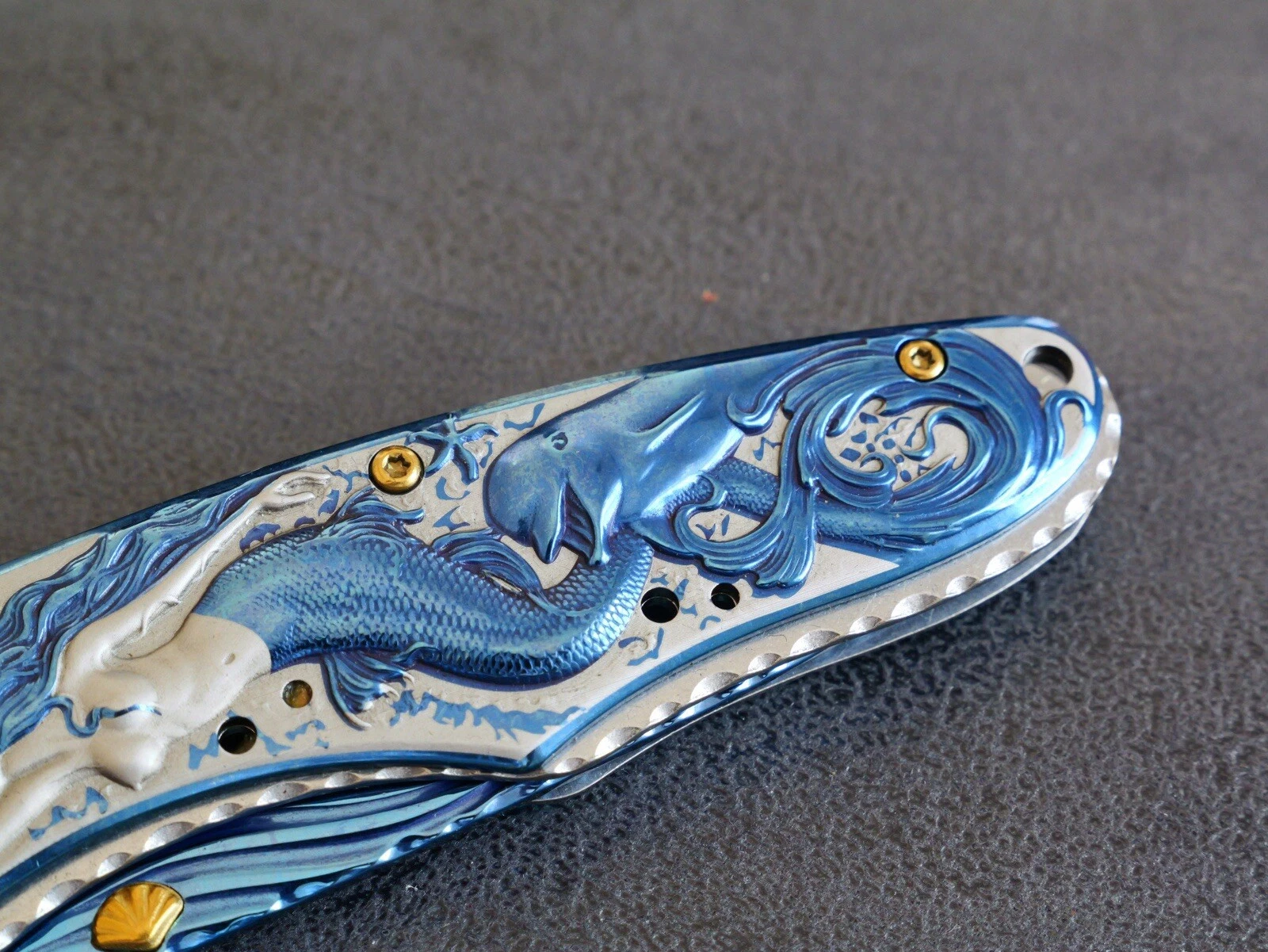Browning EXT-2010-C Deniz Kızı İşlemeli Kabze Otomatik Kamp Çakısı Browning EXT-2010-C Deniz Kızı İşlemeli Kabze Otomatik Kamp Çakısı