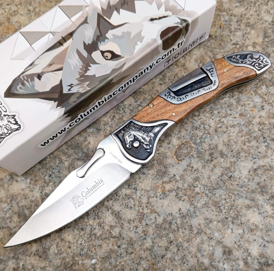 Columbia Company MB3951-C A İşlemeli Ahşap Kabze Kamp Çakısı Columbia Company MB3951-C A İşlemeli Ahşap Kabze Kamp Çakısı